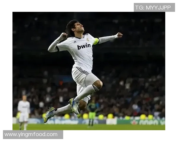 哪个足球明星的孩子身材丰满引发网友热议与关注