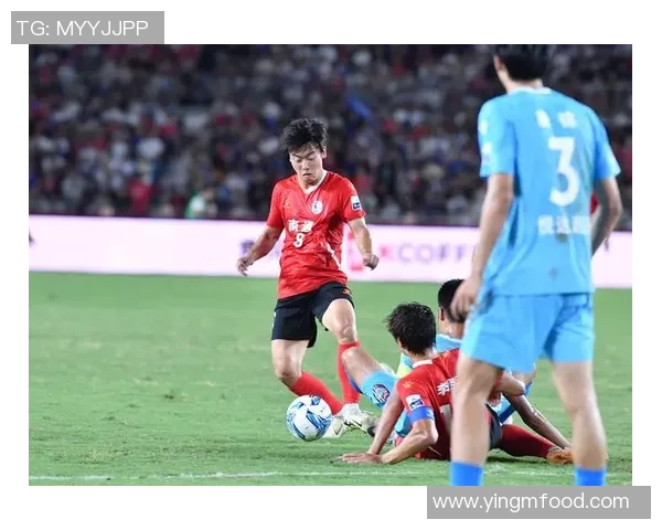 足球明星在赛场外的尴尬瞬间揭示了他们不为人知的一面