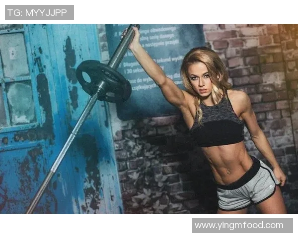 欧洲足球明星展现完美腹肌的魅力瞬间与健身秘诀分享